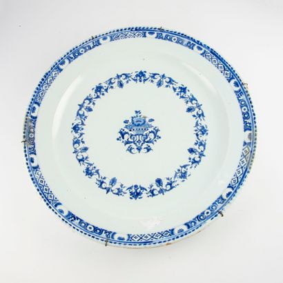ROUEN ROUEN XVIIIe

Grand plat en faïence à décor en camaïeu bleu d'un vase fleuri...