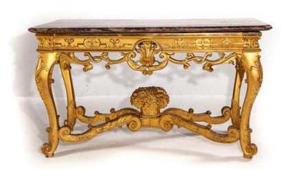 null Table console en bois doré à décor sculpté et ajouré à décor de coquilles et...