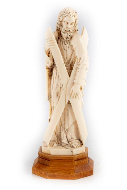 null Saint André en ivoire sculpté en ronde-bosse.

Début du XXe

H. : 21,5 cm

...