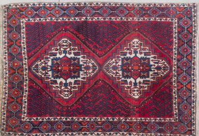 null Tapis en laine rouge bleu et beige à décor de losanges

Iran, époque XXe

200...