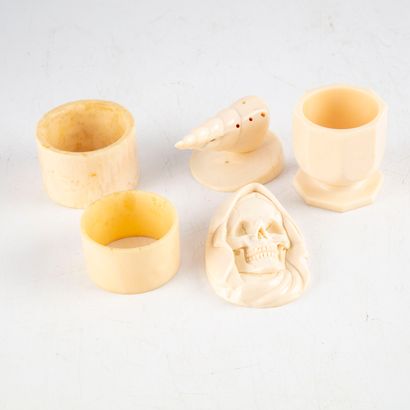 null Ensemble d'objets en 'ivoire comprenant : un coquillage, une coupe, deux ronds...