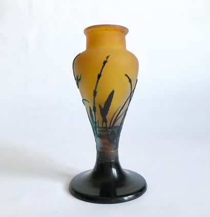 GALLE Manufacture GALLE

Petit vase balustre à col resserré en verre givré à décor...