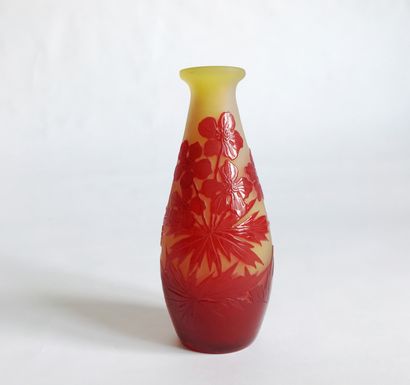 GALLE Manufacture GALLE

Vase fuselé à col débordant en verre givré à décor détouré...