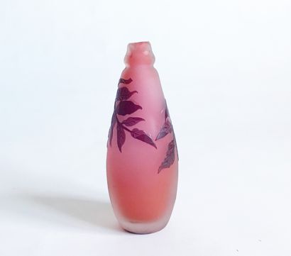 GALLE Manufacture GALLE

Petit vase oblong à col ourlé (Flacon à parfum ?) en verre...