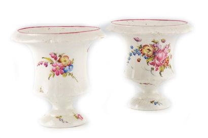 MENNECY MENNECY

Paire de vases Médicis en porcelaine à décor polychrome de fleurs

H....