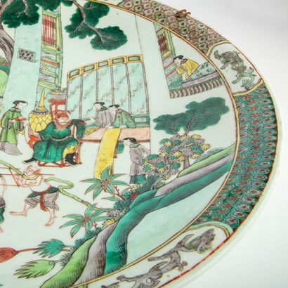 CHINE CHINE - XIXe

Grand plat rond en porcelaine à décor polychrome famille verte...