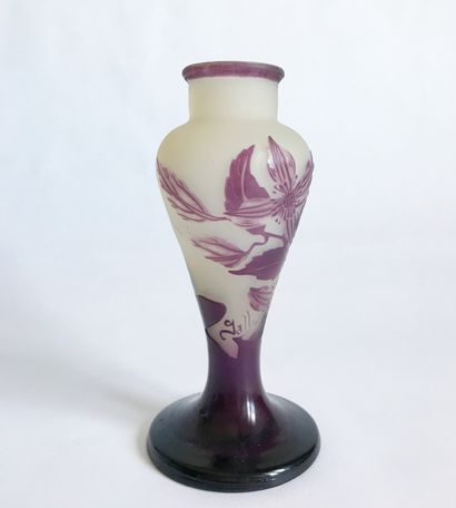 GALLE Manufacture GALLÉ

Petit vase balustre en verre givré à décor détouré à l'acide...
