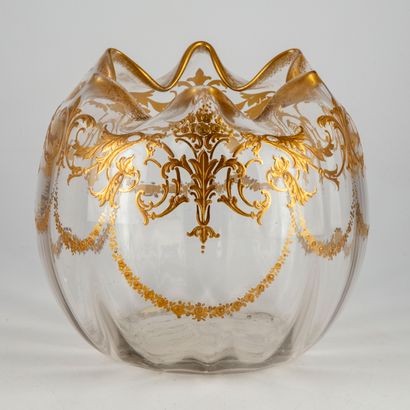 null Vase en cristal à riche décor émaillé or en applique de rinceaux, bouquets fleuris...