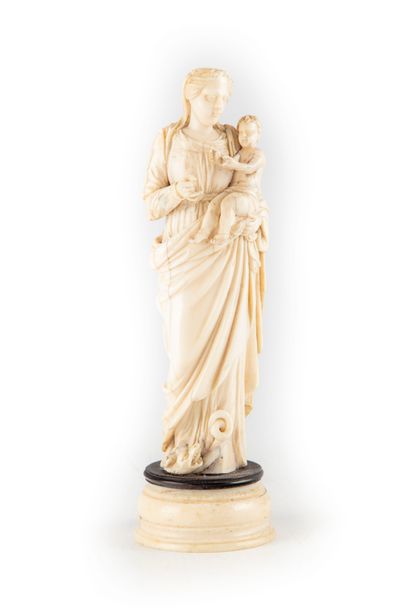 Dieppe DIEPPE - XIXe

Vierge à l'Enfant en ivoire sculpté en ronde-bosse, sur un...