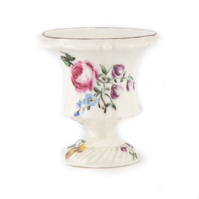 MENNECY MENNECY

Petit vase Médicis en porcelaine tendre à décor polychrome de fleurs

Marqué...