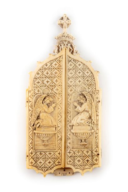 null Triptyque en ivoire sculpté en bas-relief représentant l'Apparition de la Vierge...