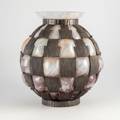 DAUM et MAJORELLE Attribué à DAUM et MAJORELLE

Vase boule en verre marmoréen gris...