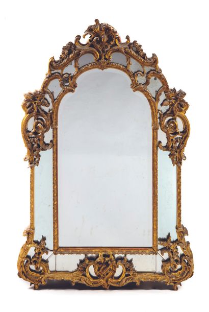 null Important miroir à parecloses en bois doré à décor sculpté de coquilles, fleurs...