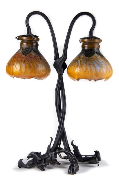 GALLE Emile GALLE (1846-1904)

Lampe de table aux " Clématites " à pied en bronze...