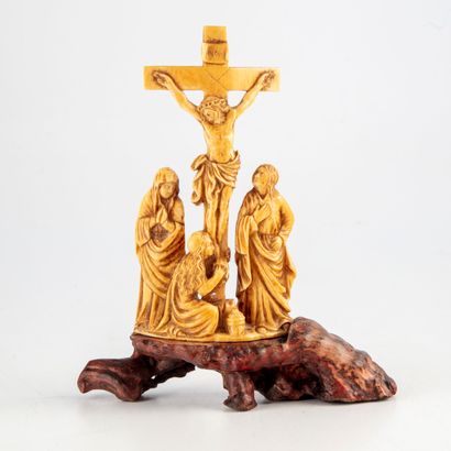 null Crucifixion en ivoire sculpté ; la Vierge et saint Jean entourent la croix,...