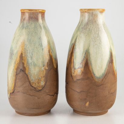 KERAMIS KERAMIS

Paire de vases en grès émaillé, forme bouteille, décor de couleur...