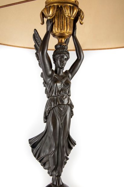 null Importante lampe à fût en bronze patiné en forme de Renommée ailée sur une sphère,...