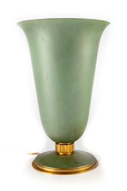 null Lampe tulipe en tôle laquée verte et doré

Circa 1940

H. : 42 cm

Accidents,...