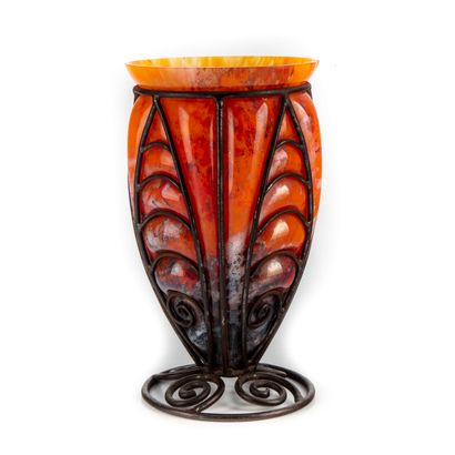 LORRAIN LORRAIN

Vase ovoïde en verre marmoréen orange et bleuté, monture en fer...