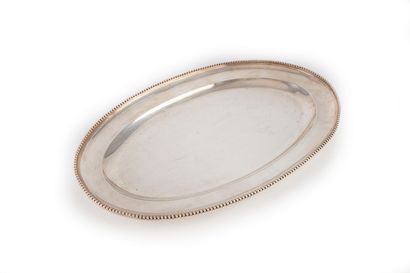 null Plat ovale en argent à décor de frise de perles

M.O : non lu - Poinçon Minerve...