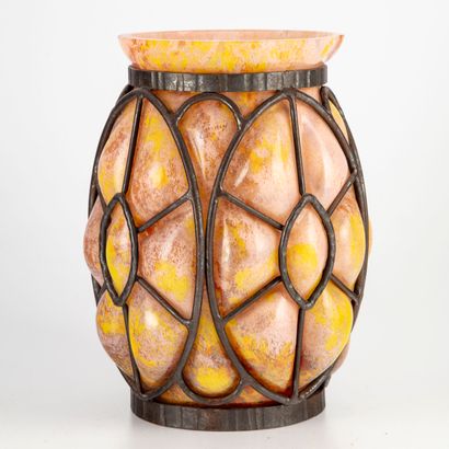 LORRAIN LORRAIN

Vase en verre marmoréen rose orangé et jaune soufflé dans une monture...