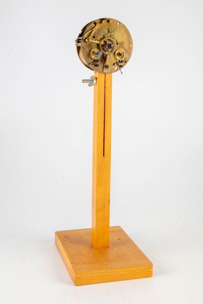 null Mécanisme de pendule fixé sur une monture en bois

H. : 35 cm

Usures