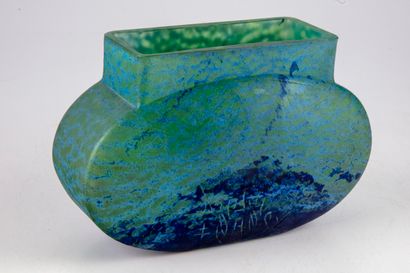 DAUM DAUM NANCY

Vase en verre multicouches à décor jaspé bleu-vert, le col à section...