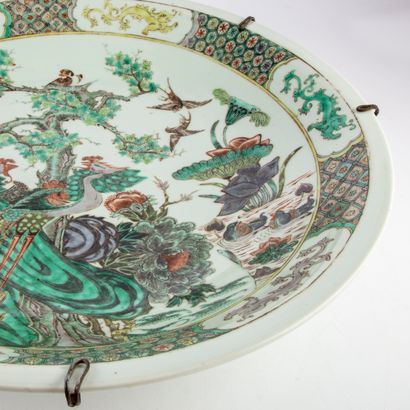CHINE CHINE - XIXe

Grand plat rond en porcelaine à décor polychrome famille verte...