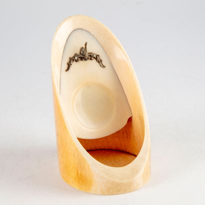 null Porte-montre en ivoire sculpté de forme ovale

Début du XXe

H. : 13 cm

Poids...