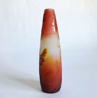 GALLE Emile GALLE (1846-1904)

Vase fuselé en verre givré à décor détouré à l'acide...