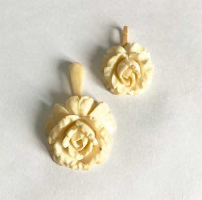 null Deux pendentifs en ivoire en forme de fleurs. Fin du XIXe