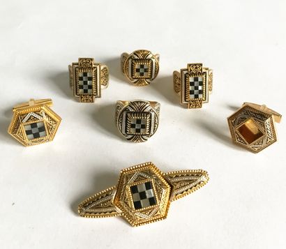 null Set of rings, cufflinks (missing) and tie clip in gilt metal and mother of pearl...
