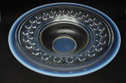 SABINO Marius Ernest SABINO (1878-1961)

Large opalescent glass bowl with pearl decoration

Signature...