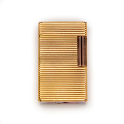 DUPONT House of ST DUPONT 

Lighter in gilded metal with guilloche background

H....