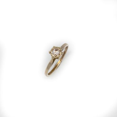 null White gold ring set with a solitaire diamond weighing approximately 0.10 cts

Gross...