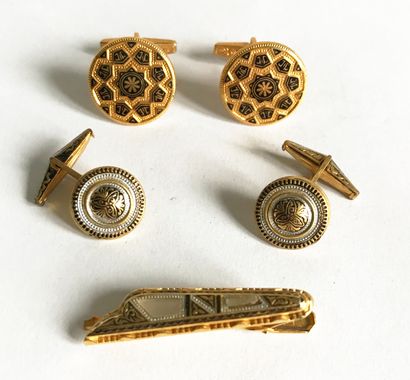 null Set of gilt metal and mother of pearl cufflinks and tie clip in the Toledo damascene...