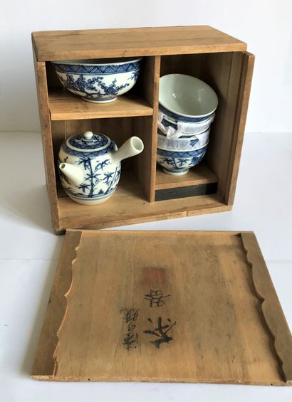 null Rice alcohol service in porcelain with blue and white decoration. It includes:...