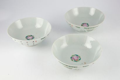 CHINE CHINA - Late 19th century

Three porcelain bowls with polychrome decoration...