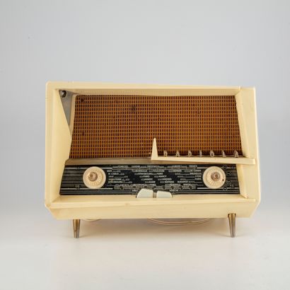 RADIOLA RADIOLA

Poste de radio couleur crème d'après le modèle du Corbusier RA248

21,5x18x29cm

Petits...