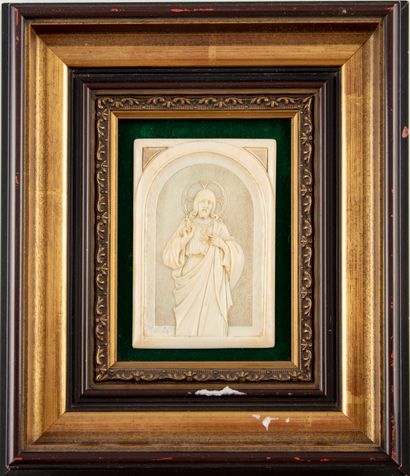 null Plaque en ivoire sculpté en bas-relief représentant le Sacré Coeur, signé Vallois ;...