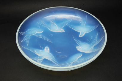 SABINO Marius Ernest SABINO (1878-1961)

Cup "The Swallows" in opalescent glass 

Signed

H.:...
