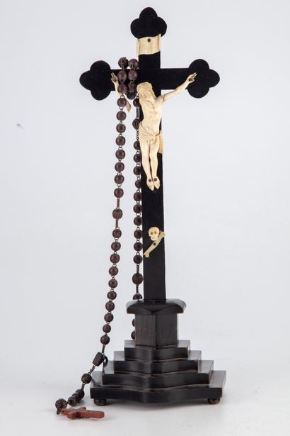 null Christ en ivoire monté sur une croix en bois noirci. XIXe

H. : 20 cm

Acci...