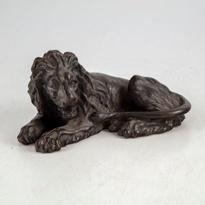 null Lion 

Bronze 

H. : 8 cm ; L. : 16 cm 

Epoque XIXe