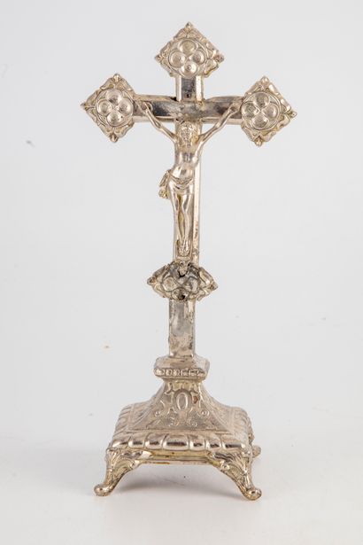 null Christ en croix en métal argenté, le dos à décor de rinceaux 

H.: 26,5cm

Accidents...