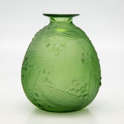 SABINO Marius Ernest SABINO (1878-1961)

Vase "Mimosas" en verre teinté vert 

Signé

H.:11...