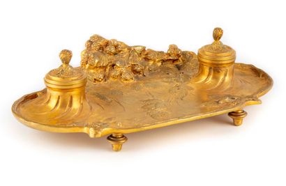 MARIONNET Albert MARIONNET (1852-1910)

Encrier en bronze doré à décor de mûres et...