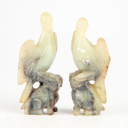 CHINE CHINE

Paire de sujets en pierre dure sculptée figurant des volatiles et lapins

H.:...