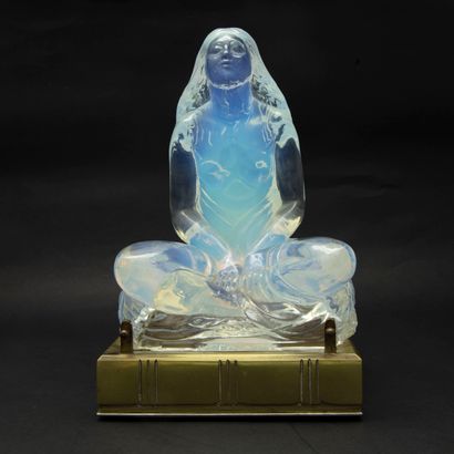 SABINO Marius Ernest SABINO (1878-1961)

"The Idol" sculpture in opalescent glass...