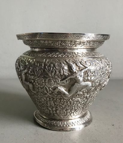 THAÏLANDE THAILAND 

A silver bowl richly chased with mythological characters on...
