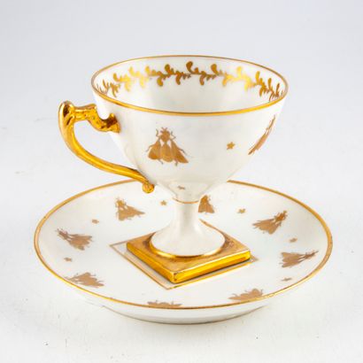 SAMSON Attribué à SAMSON

Tasse et sous-tasse en porcelaine à décor émaillé doré...